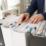 Por qué es obligatorio guardar los documentos administrativos según la normativa
